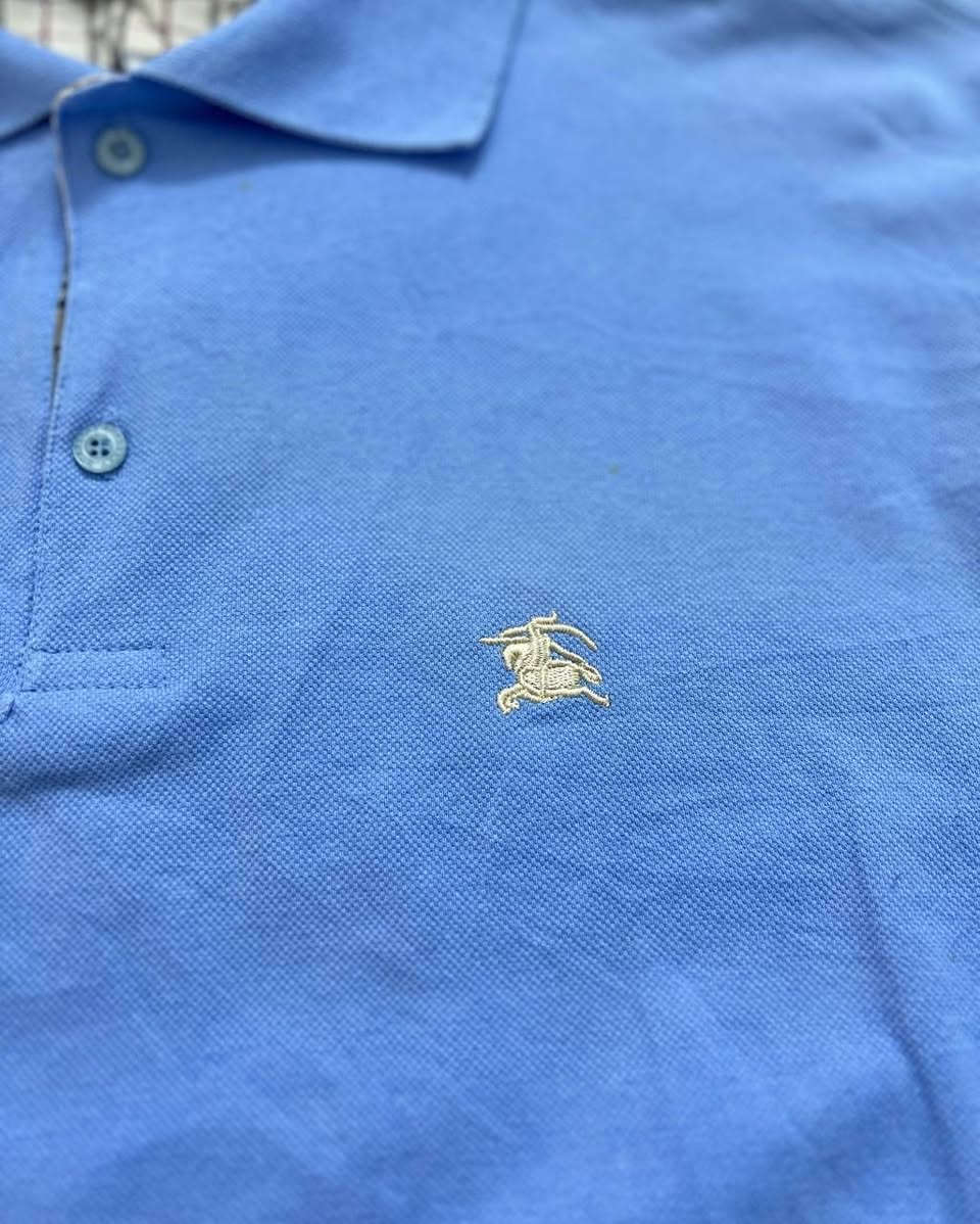 Burberry
بربري؛ حجري قُطن 100% .
القياس/ XXL سلِم .
عُرض الصدر 60 _ الطول 70 .


**إذا كنت صاحب هذا الإعلان وتريد حذفه لأي سبب، رجاءا أرسل رسالة إلى الدعم الفني**