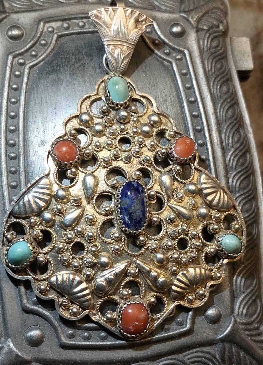دلايه فضه يمنى انتيك بالتصميم الفيلجرى... حجم كبير مطعمه بالمهرجان التونسي الحر والفاروز الطبيعي واللابس لازورد.. قطعه لن تتكرر عيار 925


**إذا كنت صاحب هذا الإعلان وتريد حذفه لأي سبب، رجاءا أرسل رسالة إلى الدعم الفني**