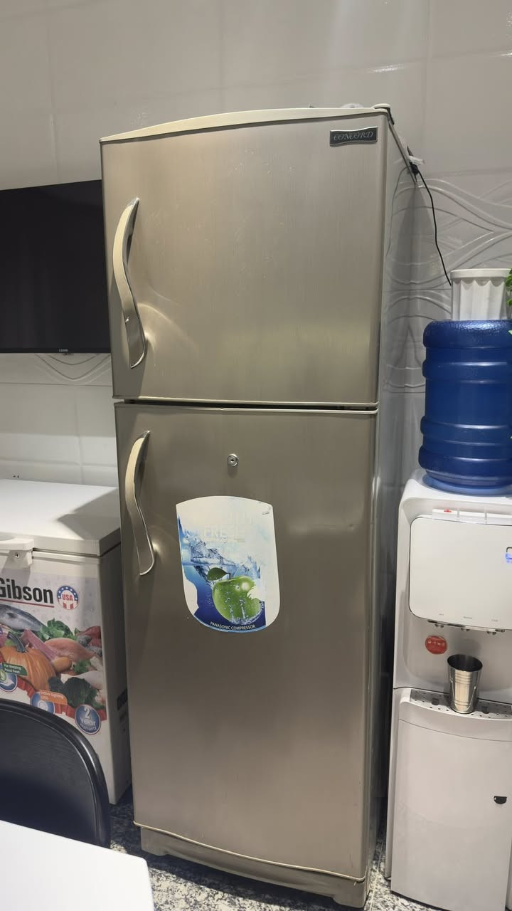 ثلاجة للبيع  طول 180 عرض 65
***********
قبغ المجر مكسور فقط
