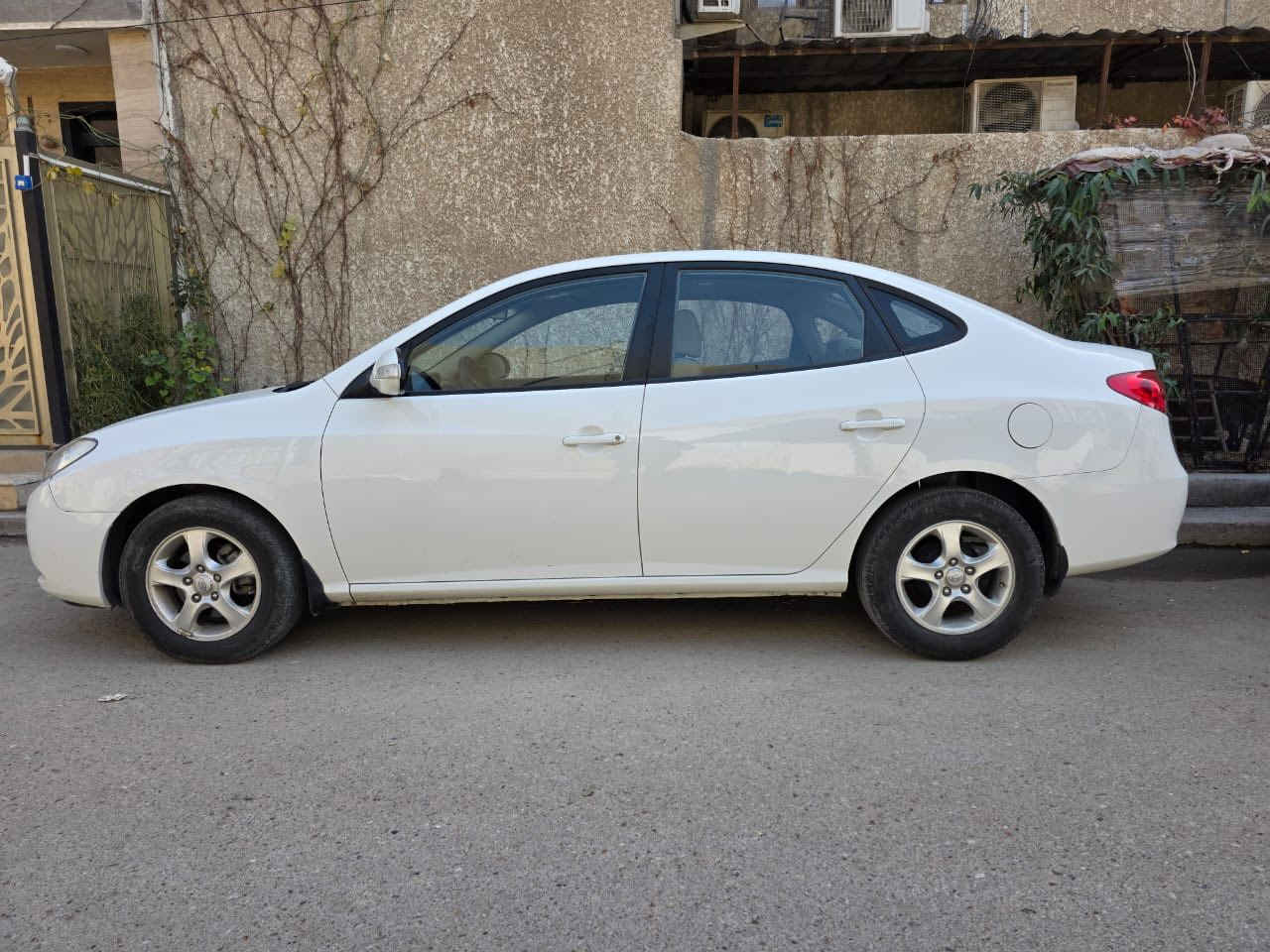 السلام عليكم النترا 2010 خليجي  رقم بغداد بأسمي محرك 2000 سلايد  بيه بارد باب السائق وإصبعين بارد ممبين بالحامل الأمامي عكس السائق بدون صبغ  الدعامية الاماميه بيه تكحيل ماشيه١٢٣ ألف شرط التحويل  السعر ١١٨  مكان السياره بغداد رقم/***********
