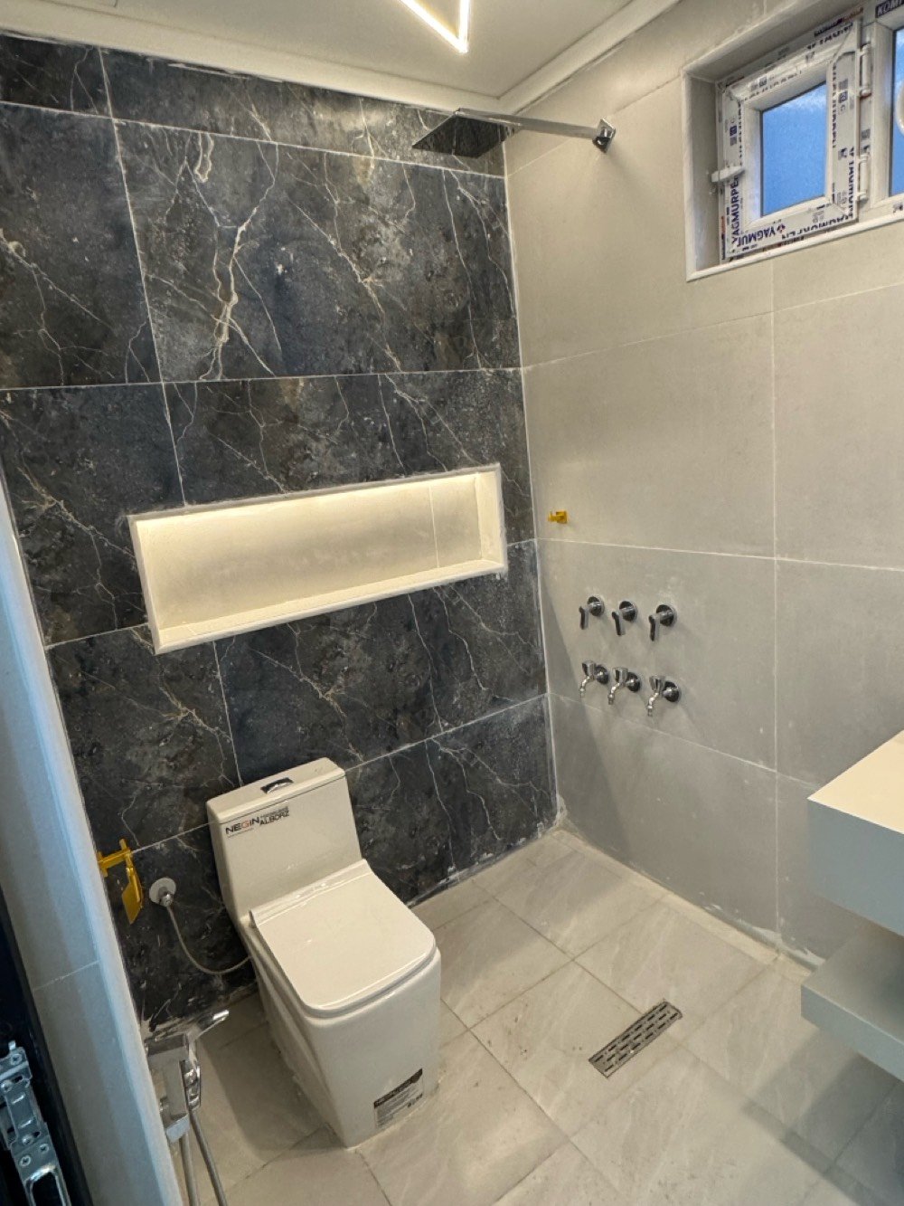 للبيع دار حديث البناء بتصميم عصري وجميل مكون من عدة غرف واسعة مع إضاءة سقفية احترافية. الدار مزود بنظام صحي حديث ومراحيض أنيقة. 

تتميز الغرف بالأرضيات السيراميكية اللامعة والجدران ذات الطلاء الأبيض الدافئ. تحتوي على سلم داخلي بتصميم فخم يضفي الفخامة على المكان. 

الواجهة أنيقة وملفتة للنظر مع بوابة حديدية طراز غربي.