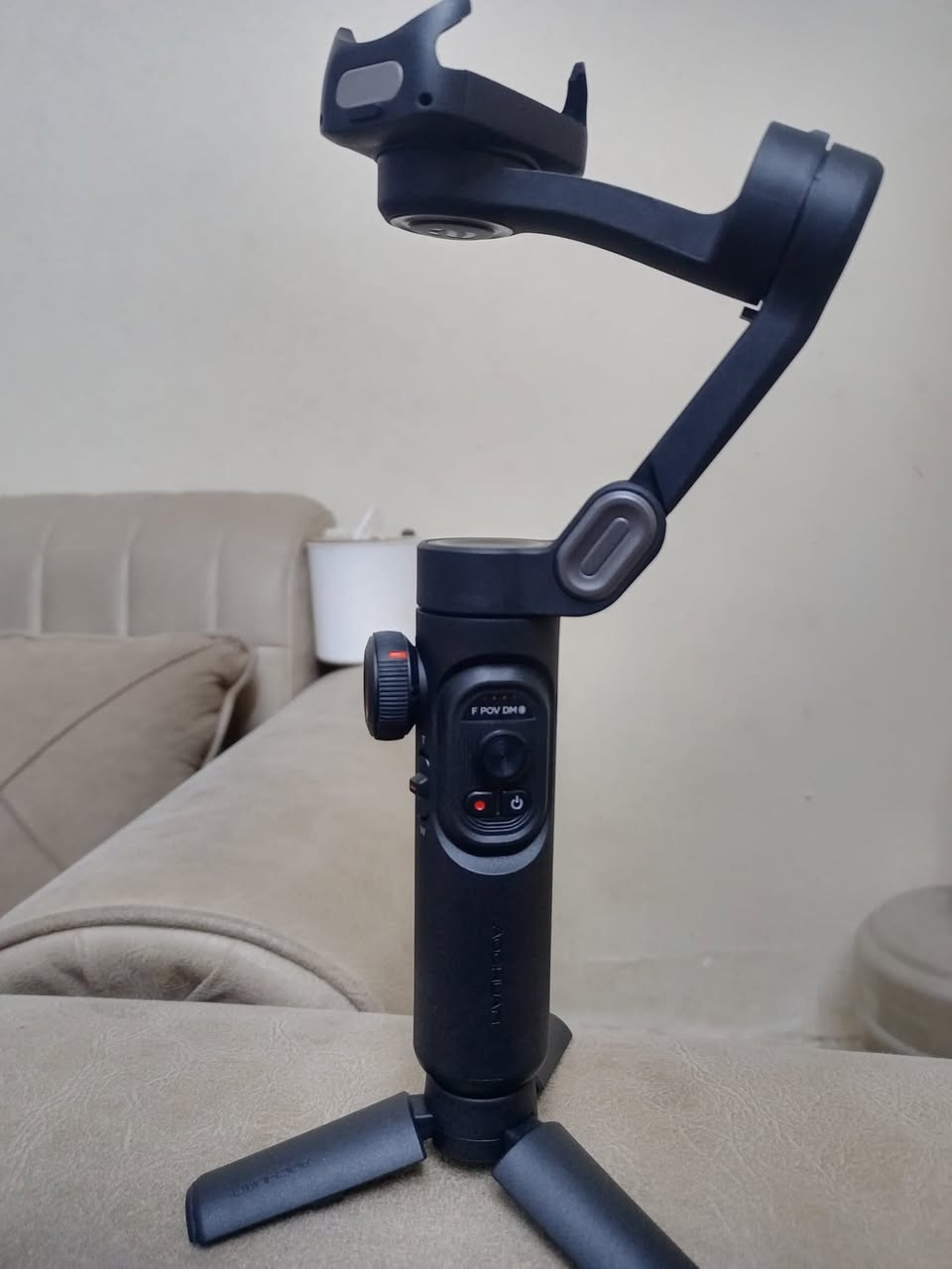 اوزمو 
هذا المنتج هو AOCHUAN Smart XE، وهو مثبت جيمبال (Gimbal) ثلاثي المحاور للهواتف الذكية. 
يتميز بتقنية تثبيت Smart 7.0 لضمان تصوير فيديو خالي من الاهتزازات.
يأتي مع ضوء تعبئة مغناطيسي RGB قابل للفصل لتحسين الإضاءة أثناء التصوير.
يتميز بتصميم قابل للطي، مما يجعله محمولاً وسهل التخزين.
عمر البطارية يصل إلى 10 ساعات.
الاتصال على الرقم ***********وتساب متوفر السعر 85قفل
