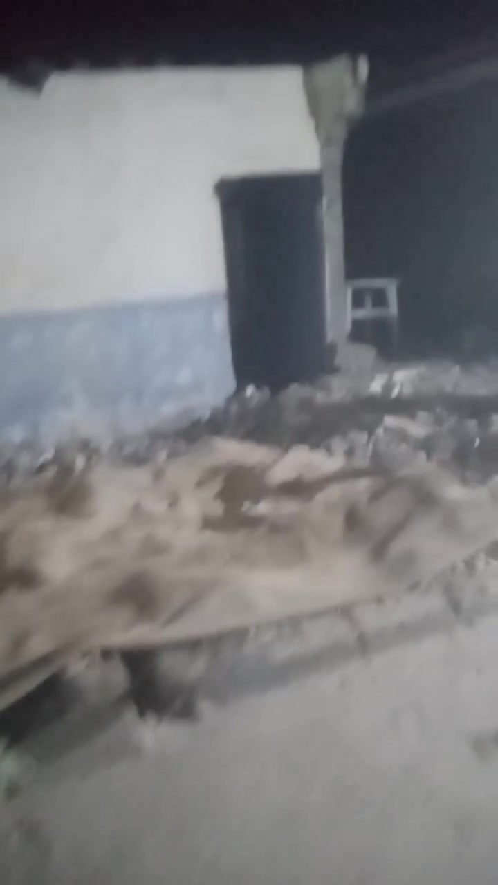 سلام عليكم بيت تجاوز ناحيتي لوحده بشارع حسينية زهراء سعره ٢٠ وبيه مجال هاذه رقمي *********** وهاذه صورت لبيت مجاري ومي قوي

