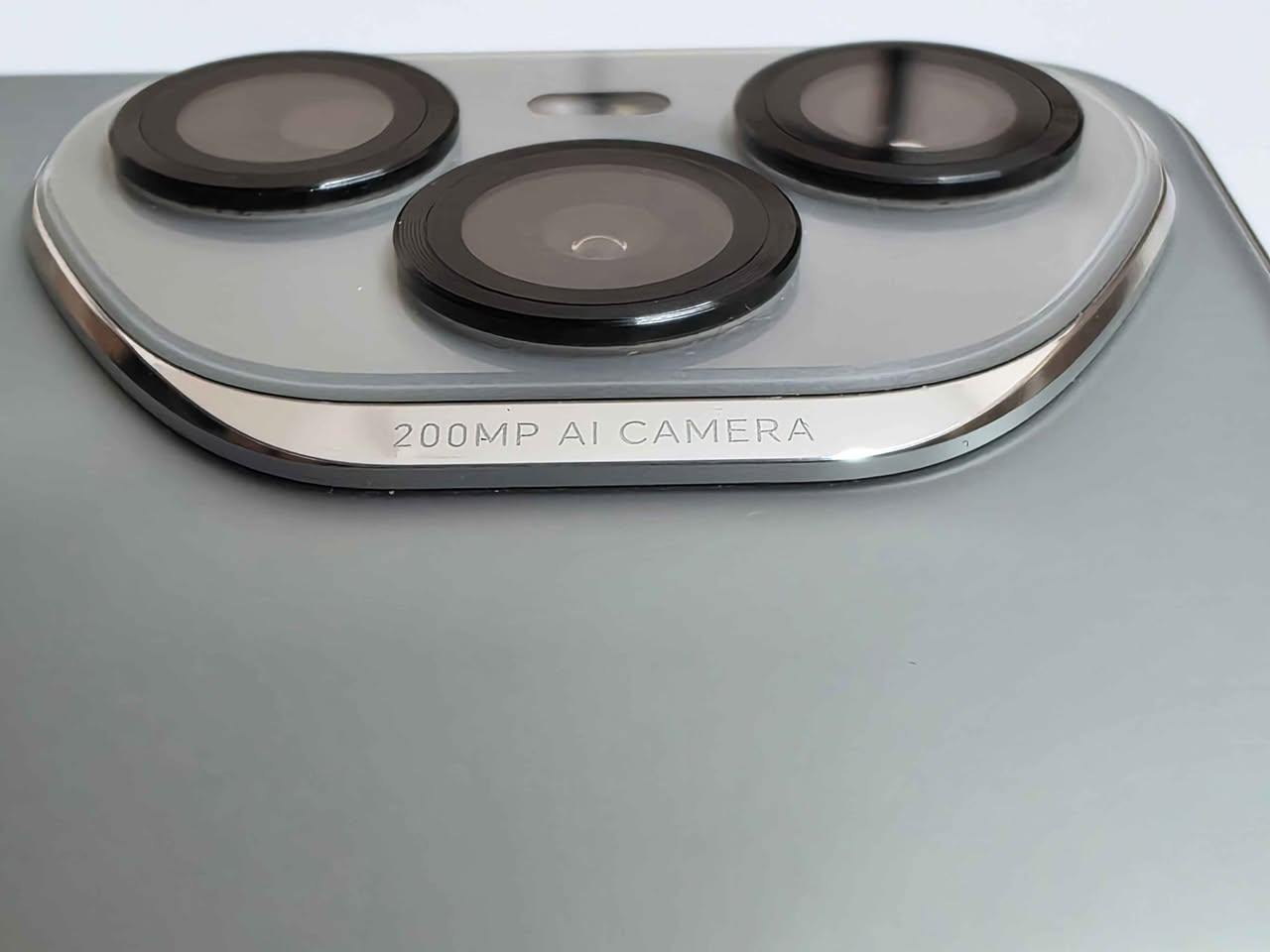 للبيع: Honor 400 Pro (حالة ممتازة)
​جهاز رائد يجمع بين القوة الفائقة في التصوير والأداء.
​المعالج: الأقوى حالياً Qualcomm Snapdragon 8 Gen 3.
​الذاكرة: رام 12 جيجابايت (تصل إلى 24GB مع ميزة التربو).
​التخزين: مساحة داخلية ضخمة 512 جيجابايت.
​الشاشة: بدقة 1.5K (2800 \times 1280) مع سطوع جبار تحت الشمس.
​الكاميرات: نظام تصوير احترافي بدقة 200 ميجابكسل مدعوم بالذكاء الاصطناعي.
​البطارية: سعة 6000 مللي أمبير بتقنية السيليكون والكربون المتطورة.
​الشحن: يدعم الشحن السريع جداً بقدرة 100 واط. والشحن اللاسلكي  بقدرة 66 واط
​النظام: يعمل بأحدث نظام Android 15 مع واجهة MagicOS 9.0.
​الحماية: مقاوم للماء والغبار بمعيار IP68/IP69.
السعر ٦٥٠ الف 
العنوان بغداد المشتل او الحبيبية
للاستفسار *********** بغداد, العراق
