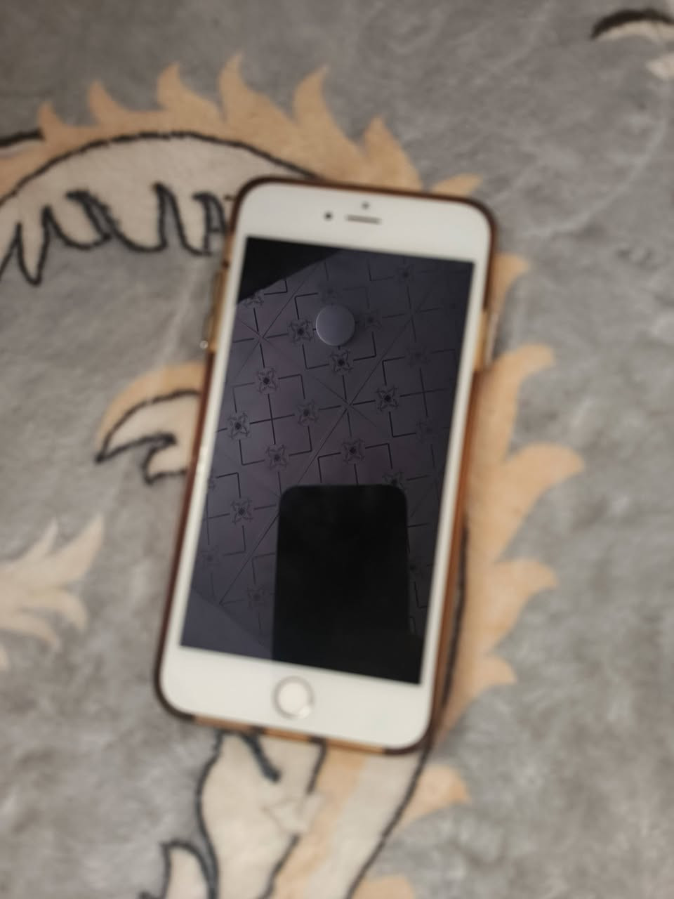 ايفون سكس إس بلاص نضيف كلش الجهاز لعبو بي الجهال كان يرست ويفرمت من وحده ماعرف شنو بي ابيعه ع وضعه السعر 30 وبي مجال لطيبين الاتصال ***********
