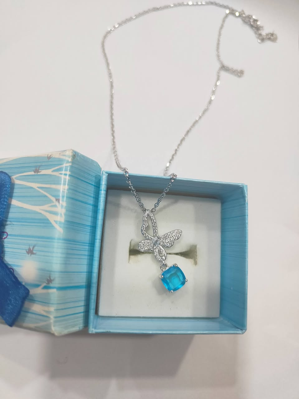 قلادة فضة عيار 925
للطلب والاستفسار يرجى مراسلة الصفحة 
يوجد لدينا خدمة توصيل بهرز مجاني


**إذا كنت صاحب هذا الإعلان وتريد حذفه لأي سبب، رجاءا أرسل رسالة إلى الدعم الفني**