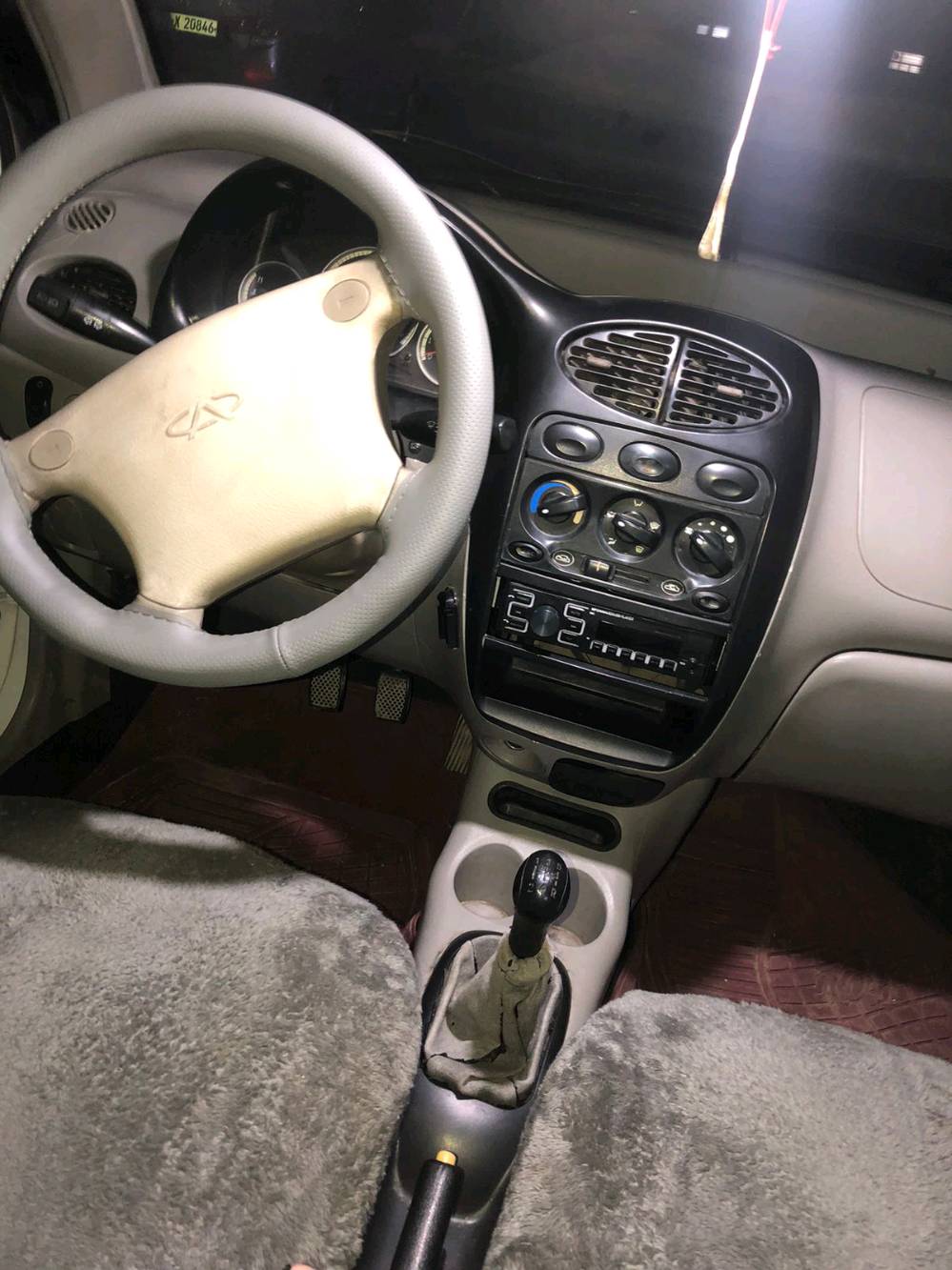 سيارة شيري 2012 بيضاء للبيع، بحالة جيدة مع علامات استعمال ظاهرة. فيها مساحات داخلية واسعة ومريحة وتعمل بشكل جيد. مثالية للاستخدام اليومي داخل المدينة أو لاستعمال العائلة. السعر قابل للتفاوض بحسب حالتها واحتياجات المشتري.