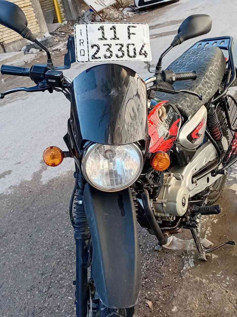 يالله السلام عليكم 
بوكسر 23 شهر ال11 محسوب 24
الدراجه رقم وسنويه انكليزي باسمي 
دراجه كلها شغاله ماعده الطوافه مال بانزين تشكل 
تايرات جدد 
كابريتر صاله سبوع اصلي شركه 
دهن كله اكسادو كل ١٥ يوم يتبدل هوه وفلتره دراجه نضيفه واضحه كدامك 
المكان الدوره حي الصحه 
رقمي :***********
السعر 2.250 وبيها مجال شي،بسيط
