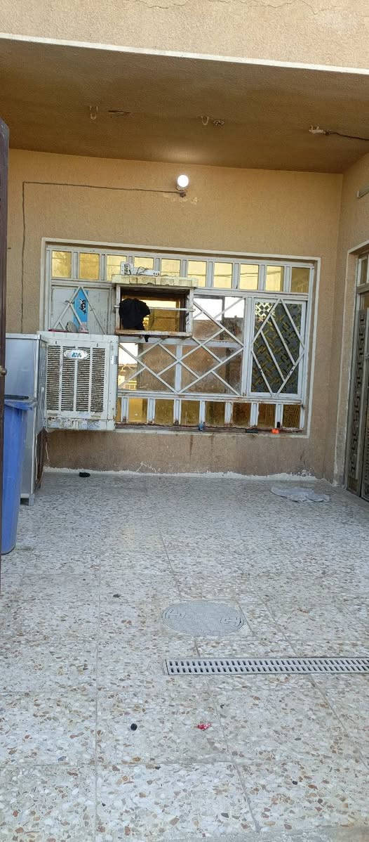 بيت في الحسينيه الرشديه في السكلات14شارع النادي مساحة البيت 200متر الجبهه 10النزال 20 البيت مكون من استقبال وهول وحولي وغرفة نوم ومطبخ وصحيات خرجيه وداخليه مطبك ارضيات كامل الطابق الثاني 3غرف نوم وحولي وحمام مشترك وسطح شتايكر بيت طابو صرف سعر البيت 140 للتواصل على هذة الرقم ***********
