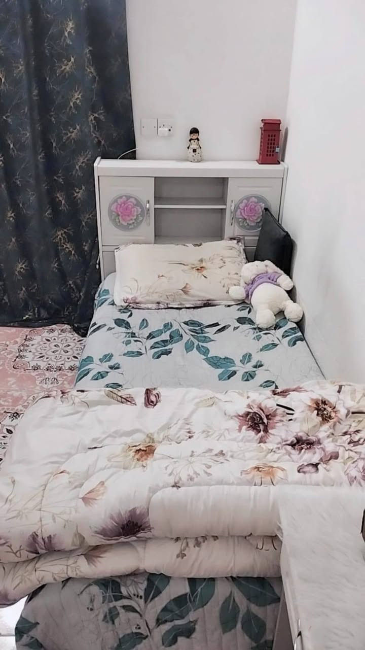 بغرفة اطفال مكونه من جرابي عدد 2وميز مرايه مستخدمات نظافه 90% سعرهن 275 شراي يراسل وتساب ***********
