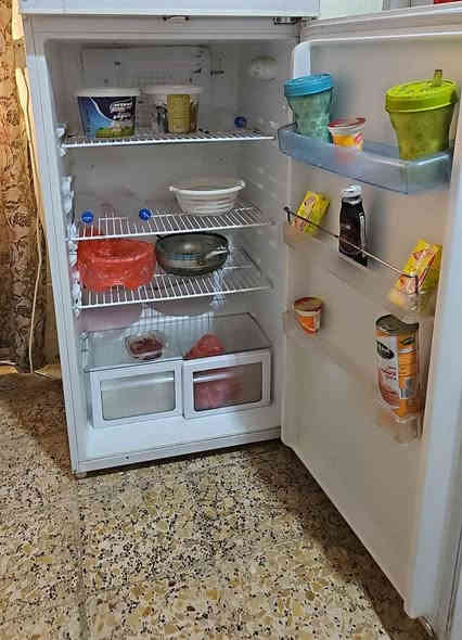 ثلاجه نضيفه وتشتغل ع فحص حجم كبير جدا للإستفسار الاتصال او واتس 
*********** النجف
