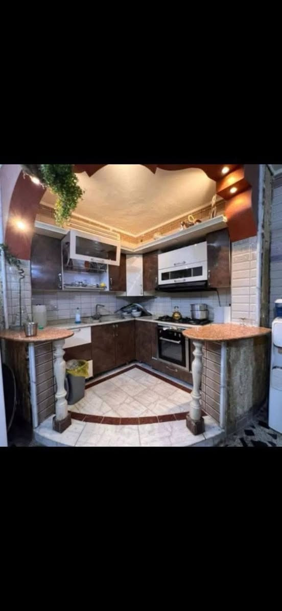 بيت طابو صرف المساحه 475 متر موقع ممتاز المكان طوريج حي المثنى البيت جديد درجه اولى طابقين يتكون الطابق الأول غرفتين وصاله هول استقبال مجمع صحيات مطبخ حار بارد حديقه كبيره كراج الطابق الثاني غرفتين وصاله مجمع صحيات باقي التفاصيل اتصال ع الرقم *********** او مراجعه مكتب عقارات ابو كرار عنوان المكتب الجمعيه شارع الوسط
