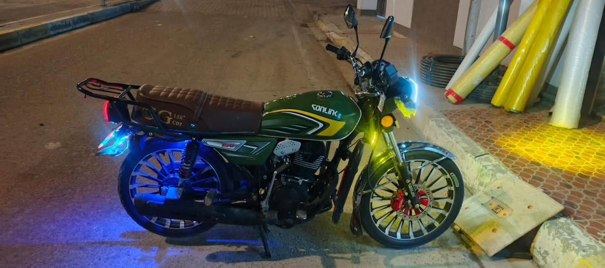 سلام عليكم دراجه ايراني بعدها جديده كلش موديل24مشدوده بل25مصار هواي دراجه بعدها بحيلها محرك ما مفتوح عوزها بس باتري رايدها ب825وبيها ماجل مكاني رمادي الملعب للتواصل***********
