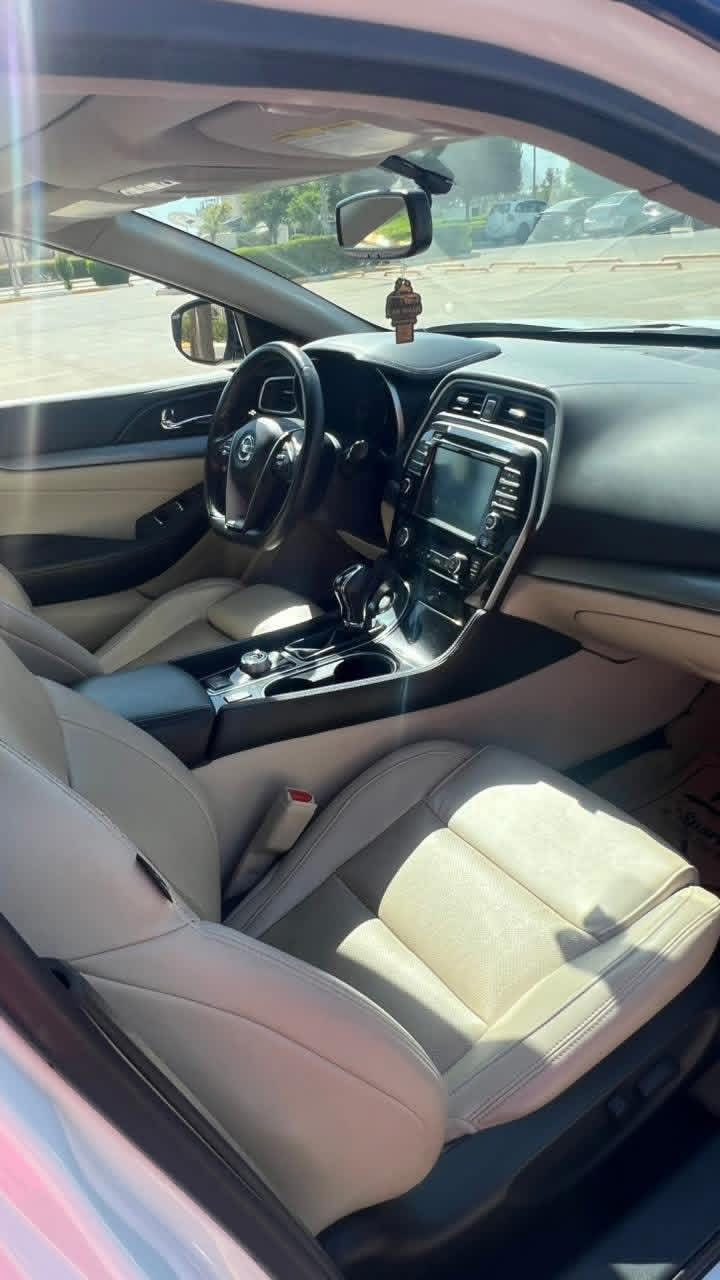 السلام عليكم ورحمة الله
نيسان مكسيما ( 2017 Platinum Edition )

أبيض صدفي 

السيارة أعلى فئة 

  ابرز المواصفات :

- محرك (V6/3.5L) 300hp 

- ناقل حركة من نوع Xtronic CVT

    - نظام صوتي 11 سماعة من Bose 

- فتحة سقف بنورامية 

- مقاعد جلد مع تسخين وتكييف مقاعد امامية 

- تحكم كهربائي للمقاعد الامامية

- تسخين مقود مع تحكم كهربائي 

- تسهيل دخول وخروج السائق 

- دخول ذكي للأبواب الامامية 

- تشغيل عن بعد 

- ستارة خلفية كهربائية 

- اضاءة اسفل الدوس الخارجية 

- اضاءة امامية LED مع الضوء العالي

- مستشعر مطر 

-  تعتيم auto-dimming لمرآة السائق والوسطية

- Apple CarPlay

- رادار أمامي مع مثبت سرعة تفاعلي بخاصية فرملة طوارئ 

- نقطة عمياء 

- نزول المرآة عند الرجوع للخلف 

- رادارات خلفية (عند الرجوع للخلف (خدمة الركن أو الخروج من موقف)، النظام ينبهك إذا يوجد سيارة تقترب من الجانبين الخلفيين باستخدام حساسات خلفية / رادارات.

- حساسات امامي خلفي

- نظام كامرات 360 درجة (امامي،خلفي،جانبي)

- ماوس تحكم بالشاشة

- ذاكرة مقعد السائق عدد 2 

وبقية المواصفات المعروفة

التواصل ع رقم هاتف ☎️/‭٠٧٨٢ ١٤١ ٧٤٩٦‬/واتساب +اتصال
