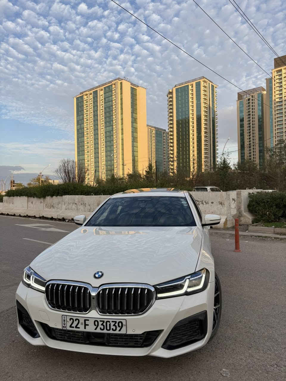 BMW 530e motorsport M package 2023
بلادية M package 
ماشية 48 الف كم 
سيارة بيها ثلاث أنظمة بلك ان "الكتريك يعني فول كهرب" وبانزين وهايبرد 
وبيها مود xtraboost يعني سيارة تطير
عدد الأحصنة 290HP 
وعزم دوران 420 نيوتن متر
السيارة فول مواصفات ومعروفة من رادارات وكاميرات 360 وقيادة ذاتية وداتا شو وتدفئة تبريد وكشنات امامية وخلفية الباقي المواصفات معروفة
بيها بصمتين الكارت وبصمة الموبايل
سيارة كلين تايتل بس بيها اقل من الشبر بالصندوق مصبوغة بسبب النقل 
سعرها 35 الف دولار 
تفاصيل والاستفسار
 *********** 
او على الخاص
