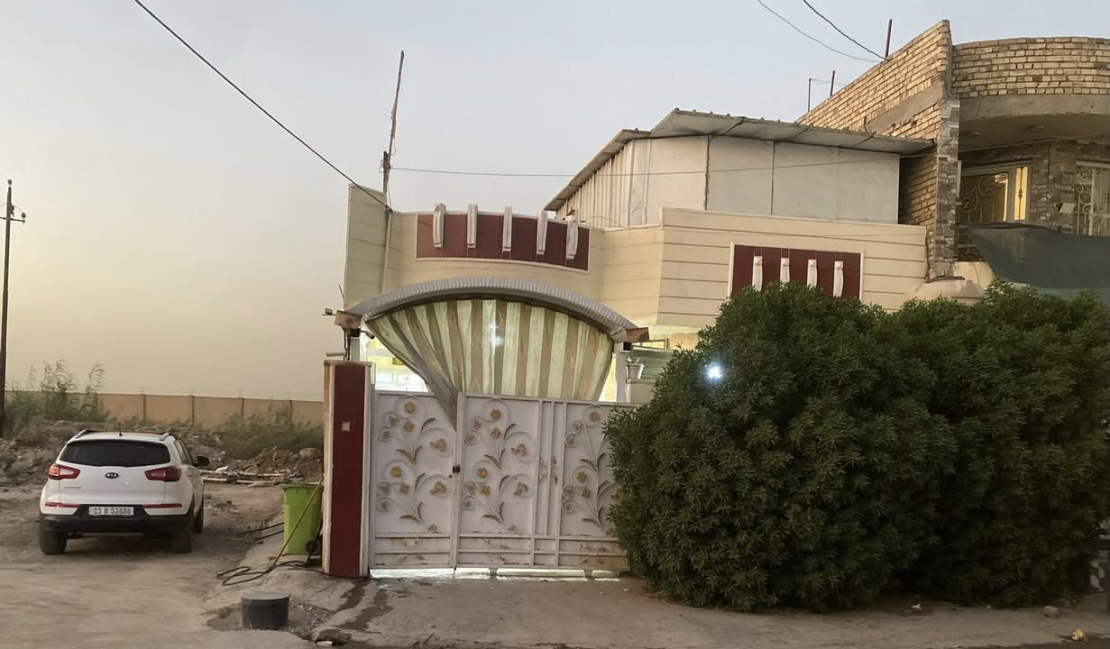 دار للبيع. حي الصدرين…موقع مميز. ركن
نضيف جدا   مساحه البيت. 180 متر 
غرفتين نوم.  صاله. مطبخ. استقبال..حمام داخلي. 

الطابق الثاني.   سطح شتايگر +مخزن.  بيتونه…
للاستفسار…***********
***********
