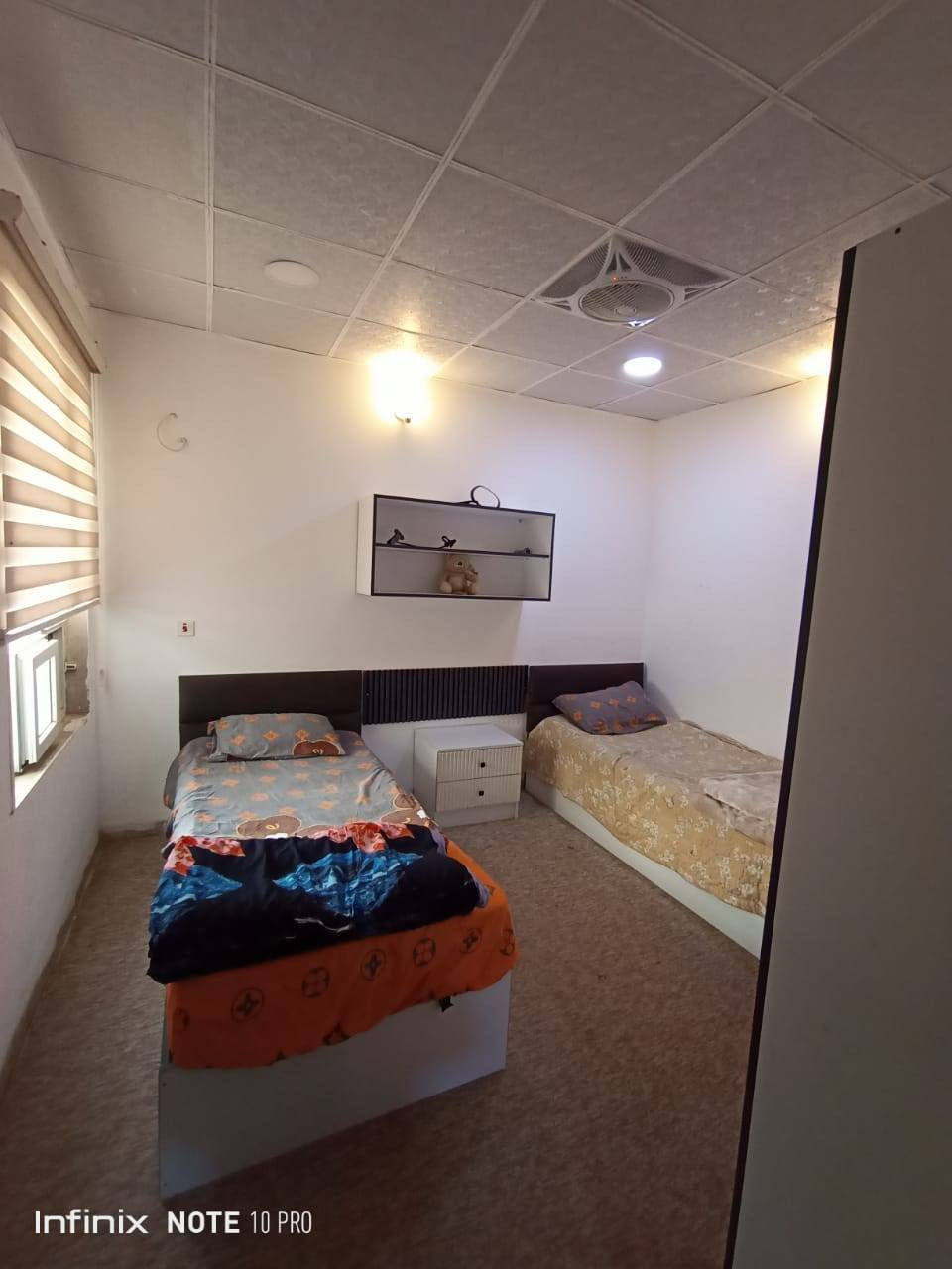 بيت للبيع في مجمع ئافاس Vip ( ١٦٠ متر ) مؤثث بالكامل بس جيب ملابسك واسكن موقع ممتاز يتكون من غرفتين نوم وصالة وحولي ومطبخ وصحيات منفصله وحديقة وكراج ويبعد عن سوق شقلاوة( ٣ ) دقائق ويسجل باسم كل من يحمل الجنسية العراقية وبسعر(( ٤ )) دفاتر و (( ٣٠ )) ورقة  وللاستفسار يرجى الاتصال واتساب *********** او ***********
