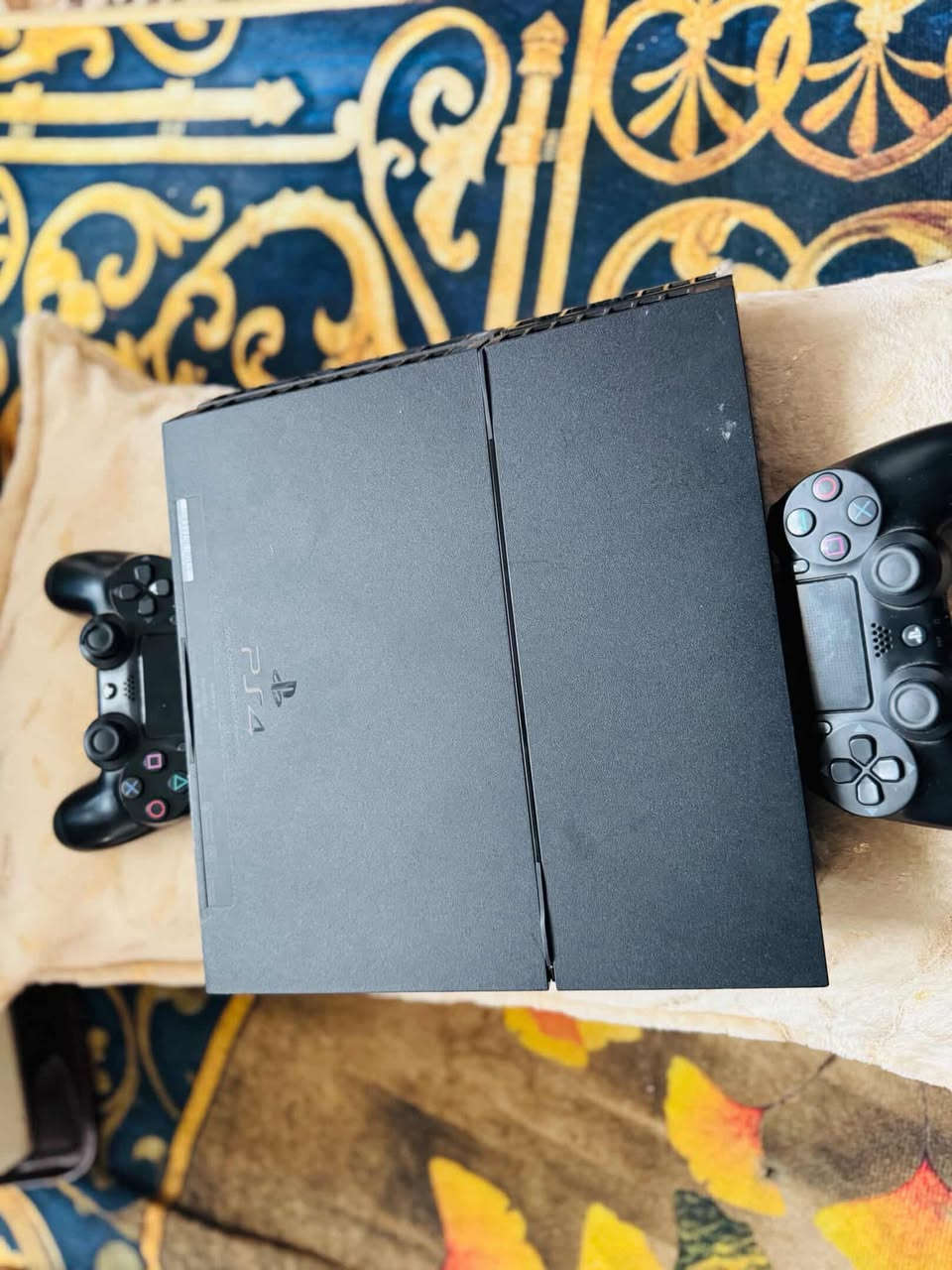 بلي 4 مهكرً السعر 300 وبي مجال
وياه فلاش وجوستكات ويحتوي على 6 ألعاب مكفول من اي شي 
كوت/ الخاجيه ‭0773 468 2494‬
