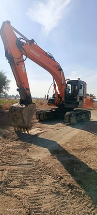 حفاره زت موديل ٢٠٠٥ للبيع مكان بغداد مكلف بل نشر للاستفسار على رقم 078...