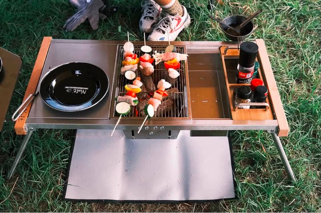 السلام عليكم للبيع طاولة KitchenCamp من الفولاذ المقاوم للصدأ، تصميم منخفض، قابلة للطي للتخزين
من الممكن اضافة منقلة للشواء مناسبة للاستخدام الفردي أو الثنائي أو العائلي ومناسبة للتخييم والرحلات مزودة بثلاثة أسطح قابلة للفصل 
 وتاتي مع حقيبة حمل لسهولة الحمل والتخزين .
الابعاد : العرض ٨١ سانتمتر والعمق ٤٠ سانتمتر والارتفاع ٣٣ سانتمتر 
تواصل خاص او *********** واتساب
