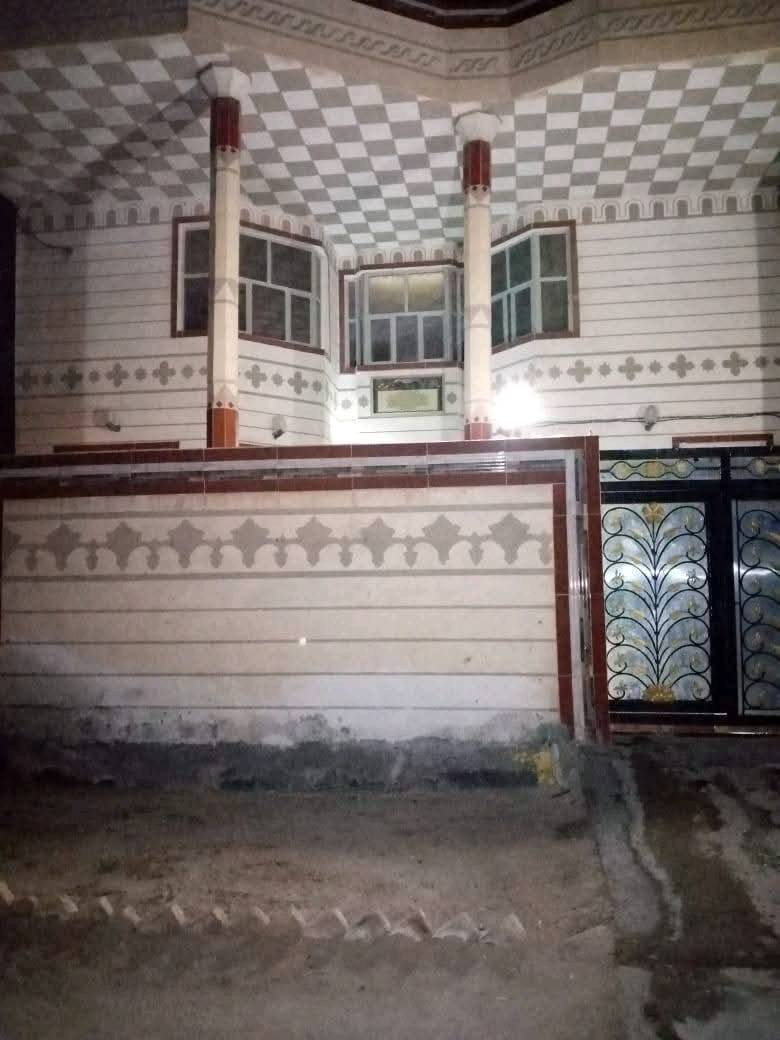 بيت طابقين 300 متر يتكون من 7 غرف وبراني 11 متر ومطبخ وصالات اكبار عدد 2 ومجمع صحيات عدد 3
المكان السماوة السوير 