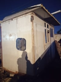 عندي كرفان مستخدم 3ل2 هوه وجربايه وديلاب صغير وكهربائياته كامله ب500 ق...