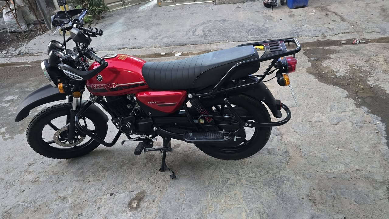 للبيع دراجة RKC 200 – موديل 2025
⚙ المواصفات:
 • محرك 200cc سوبر  – قوة 15 حصان – 1 سلندر – تبريد هواء
 • كير 5 سرعات بنظام أوروبي
 • خزان 15 لتر
 • سرعة قصوى 140 كم/س
 • بريك أمامي دسك + خلفي بنز
 • ارتفاع أعلى ببضعة سنتيمترات عن الموديلات السابقة
 • قوة وكفاءة المحرك مطورة (محرك سوبر)
 • منفذ USB للشحن
📍 مع لوحة وسنوية أربيل
عنواني بغداد
 دراجة مامتعوبة ماشية 3000
للاستفسار رقمي واتساب او رصيد فقط ***********
السعر مليونين وستمية وخمسين وبيه مجال للشراي
