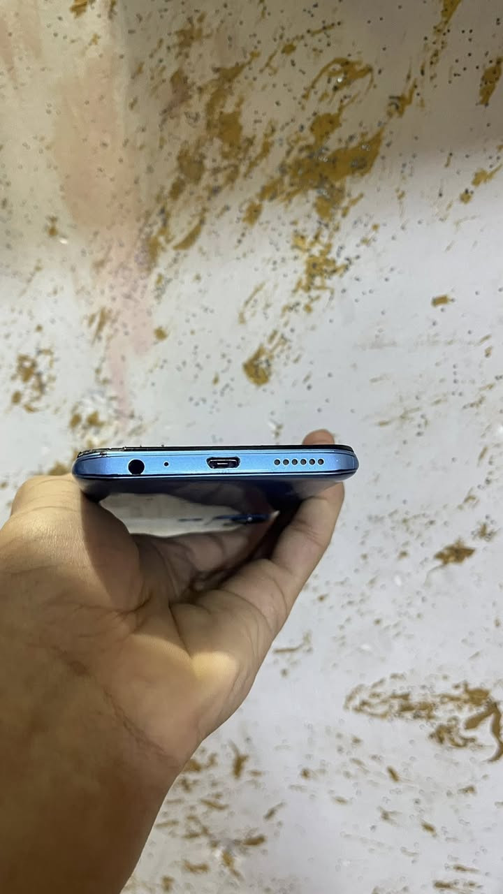 يعتبر هاتف Infinix Hot 20i من الهواتف الاقتصادية التي تركز على تقديم بطارية كبيرة وشاشة واضحة للاستخدام اليومي البسيط.إليك أهم تفاصيل الجهاز في السوق العراقي:المواصفات التقنيةالشاشة: حجم 6.6 بوصة من نوع IPS LCD بوضوح HD+.المعالج: MediaTek Helio G25، مناسب للتطبيقات الأساسية مثل واتساب وتصفح الإنترنت.الذاكرة: يتوفر غالباً بذاكرة عشوائية (RAM) سعة 4 جيجابايت مع إمكانية زيادتها برمجياً.التخزين: خيارات بين 64 جيجابايت أو 128 جيجابايت.البطارية: سعة 5000 مللي أمبير، تدوم طويلاً مع الاستخدام المتوسط.الكاميرا: خلفية أساسية بدقة 13 ميجابكسل، وأمامية بدقة 8 ميجابكسل لصور السيلفي.  السعر. 70. الف. مع التوصيل. مبدل شاشة.  فقد.  مع. التوصيل 🚚 🔐


**إذا كنت صاحب هذا الإعلان وتريد حذفه لأي سبب، رجاءا أرسل رسالة إلى الدعم الفني**