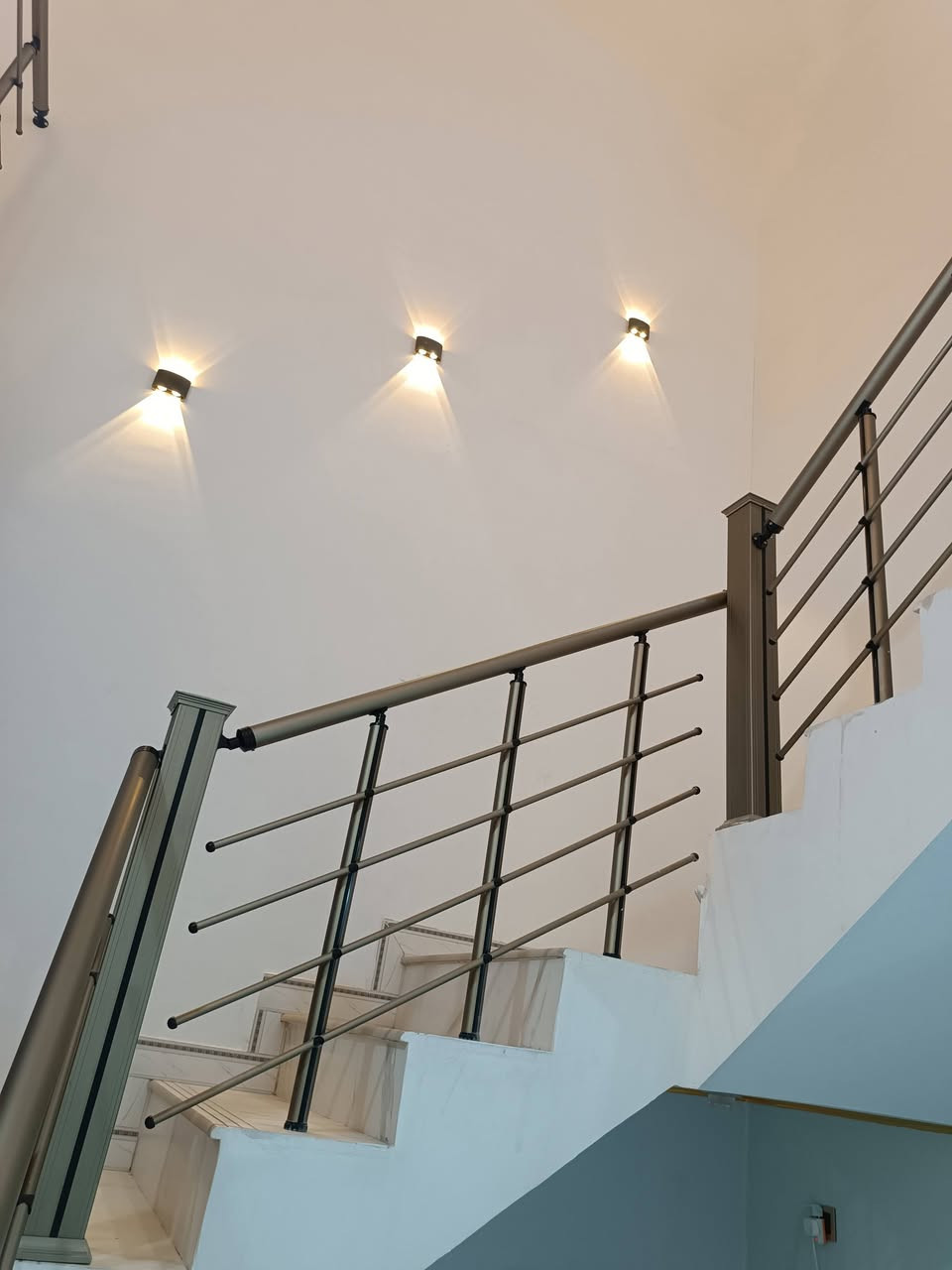 ـــــــــــــــــــــــ

تفاصيل البيت

🛣️شارع 10 متر، تبليط وارصفة

🏕️بناء حديث 2025 طابق ونصف مع واجهة

🏝️حديقة

🏫استقبال (مع صحيات)

 - مطبخ حار وبارد

-صالة درج

-صالة داخلية

-غرفتين

-صحيات

-الطابق الثاني (غرفة كبيرة وصالة)

📡انترنت ضوئي +نظام كاميرات+نظام ستلايت. 

السعر مناسب مطلوب اسكان يطيح من السعر

للاستفسار الاتصال على الرقم التالي

***********
