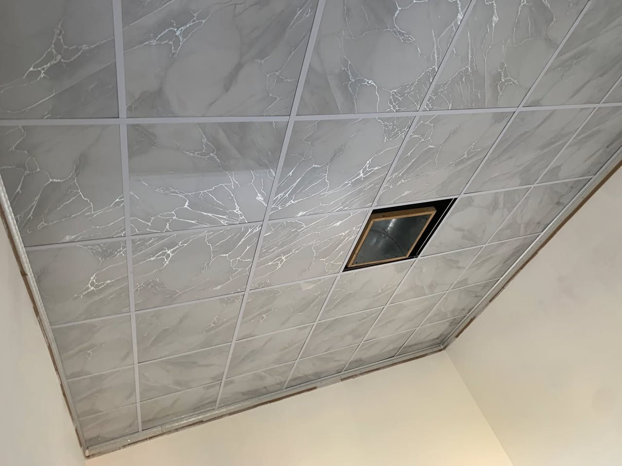 اسطه سقوف
المتر العدل 1500 

متر طابقين الديكور 2500

*********** 

واتساب
