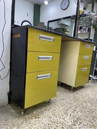 ميز  عدد 2. العرض 145cm وسطح الميز مرمر والسعر 200الف للتواصل. 0771555...