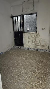 بيت ىالمساحة 50 م للايجار يحتوي على غرفة صغيرة ومطبخ وحولي درج في منطق...