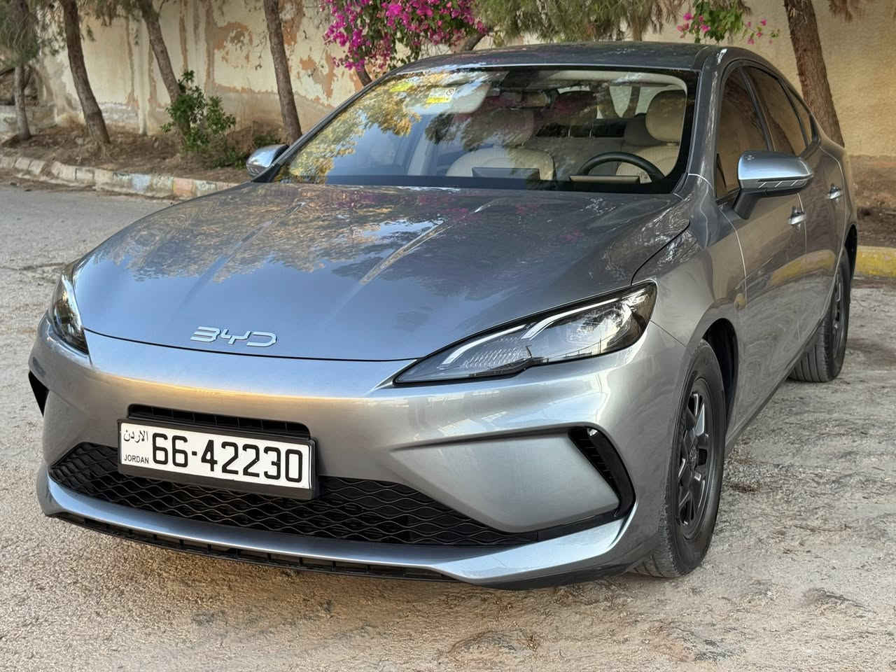 2025 BYD SEAL 05 D-MI PLUG-IN HYBRID
بي وي دي 2025 للبيع بسعر مغري 
قاطعه ٣٣ الف كيلو 

محرك البنزين : 
1500 سي سي
4 سلندر 
بنزين 
السيارة تقطع بالفل 2100 كيلو متر 
سعة خزان الوقود 65 لتر 
حجم البطارية : 7.68 كيلو واط و تقطع بالشحنة 55 كيلو متر و يمكن شحنها 
نوع البطارية : ايرون فوسفات الحديد 

يمكن السير على البطارية الكهربائية بالكامل 

الاضافات :
 مقاعد جلد 
 شاشة امامية كبيرة و متحركة /  كاميرا )
 تحكم طارة
 مثبت سرعة
 بصمة تشغيل و دخول
عداد ديجيتال 
حساسات اصطفاف امامية و خلفية
 اضوية امامية Led
 اضاءة نهارية Led
 هاندبريك الكتروني
 جنط المنيوم
 مداخل شاحن موبايل سريع جير ماوس
وسائد هوائية
فتحات مكيف خلفية
 صندوق خلفي كهرباء 
 خاصية ال Smart drive )

Blind spot monitor  حساس النقطة العمياء 
Collision warning system  نظام تنبيه الاصطدام 
Lane assist  تحديد مسار 
Auto park  اصطفاف ذاتي 
Bluetooth  بلوتوث 
Auto lights  اضاءة ذاتية 
Navigation Maps  نظام خرائط الملاحة 
Airbags  وسائد هوائية

السعر : ١٤٩٥٠
 
للتواصل : 0798236090 
‏


**إذا كنت صاحب هذا الإعلان وتريد حذفه لأي سبب، رجاءا أرسل رسالة إلى الدعم الفني**
