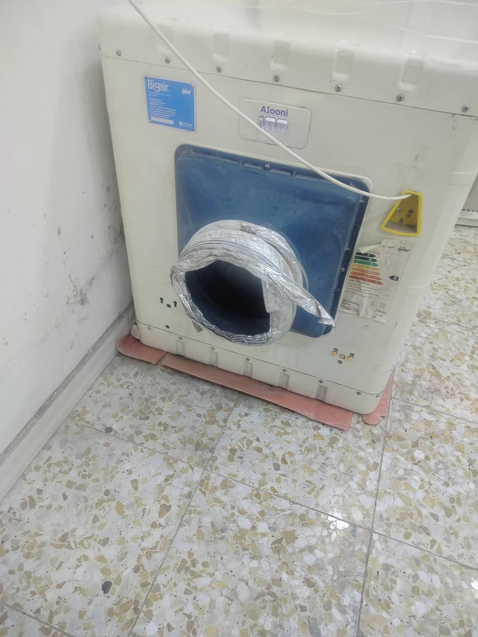 للبيع
كنفيره نوع تريبو 
حجم كبير / ثلاث ساعات/ نظيفة 
سعر 80 الف
مبردة 2/5 الأصلي 
سرعتين / اقتصادية / نظيفة
سعر 160 الف 
للاتصال *********** بغداد
