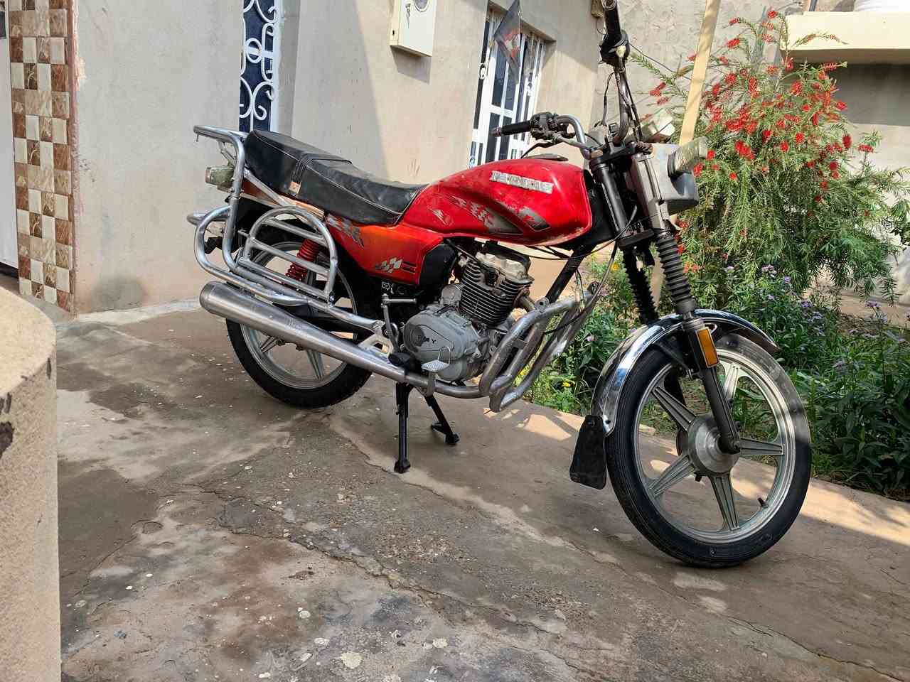 دراجة فيوم موديل 2012 بلاديه وياها 6 أوراق الأصوليات،، اوراقها كوت ،، شاصي نظيف واصلي ،،، تخم تايرات،، مكينة نشطة تاكل الكاع ،، كهربائيات شغاله نقص بس باتري ،، السعر 400;بيها مجال ،، العنوان الكوت/الدجيلي  ***********
