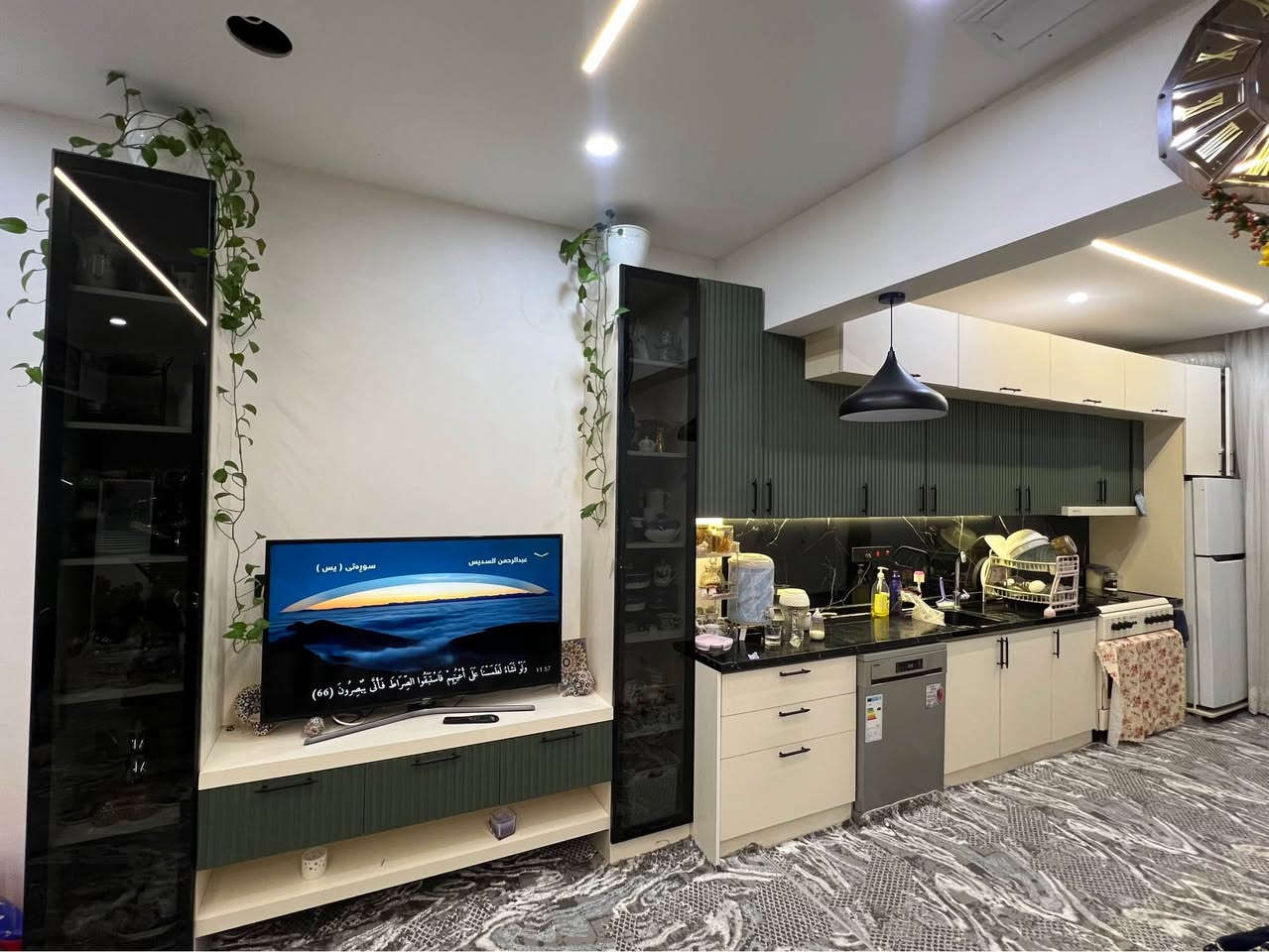 ناوماليكى كامل بو فروشتن

پيكهاتووة لة كةوانتةريكى موديرن + TV
تاخم سيسم 2 نةفةرى پيك هاتووة لة 10 پارجة 
تاخم قةنةفةى 8 نةفةرى
مێزی نان خواردن
هةموويان زور زور پاكن 
هةر كةسى كريارة پةيوةندى بكات
*********** أربيل, العراق
