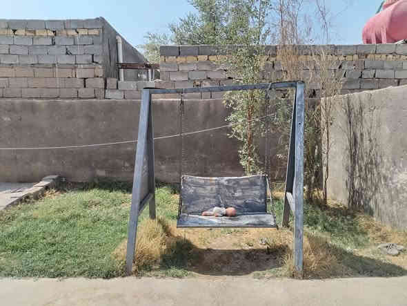 بيت زراعي للبيع 
خلف بدعة الرحمة 
مساحة ١٨٥ م
قريب ع شارع عشرين
يحتوي البيت ع غرفتين نوم ٥×4 وحدة من الغرف مسويها مطبخ  صالة 4×8
صحيات خارجة بناء بلوك و السقف عكادة و فوقها صب
السعر ٢٧ وبية مجال بسيط
هاتف ***********
