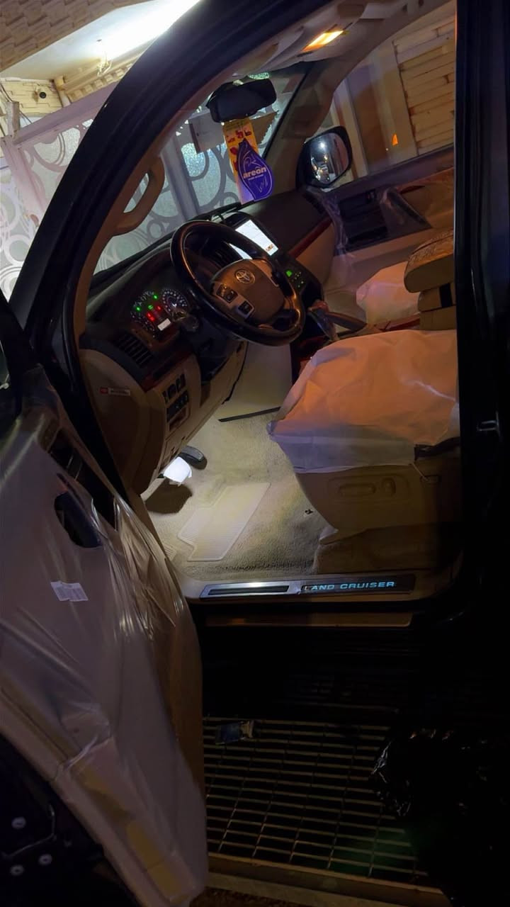 السلام عليكم اخوان لاندكروز 2014 السياره مكفوله وجديده كلش ومابيه نقص برغي كير محمرك تايرات دسكات باتري كله جديده وياله مال 2021 بيه بس ربع الجاملغ الامامي صبغ وبارد بصيط ماشيه 150 الف العنوان بغداد المنصور للستفسار *********** السعر 315 وبيه مجال بغداد, العراق
