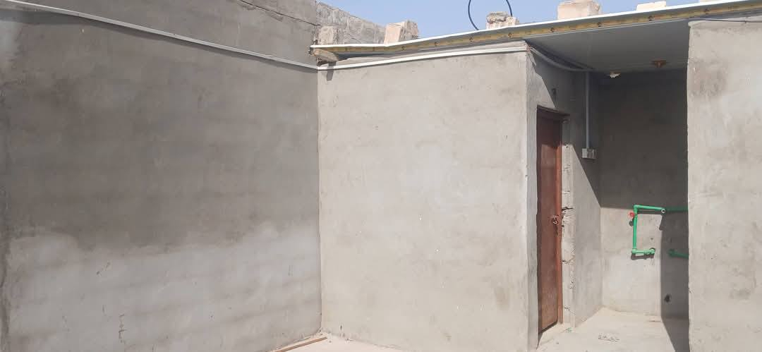 سلام عليكم دونم وبي بيت جبير البيت يتكون من 4 غرف وصاله المطبخ خارجي ديوان طول 13 عوزه لباخ بقيت دونم فارغه بي كهرباء خاصه لك  العنوان شارع الملوه اليربط بين سفوان ولخور حسينيه نواشي يبعد عن شارع تقريب 150 متر وسعره مناسب  للستفسار ***********
