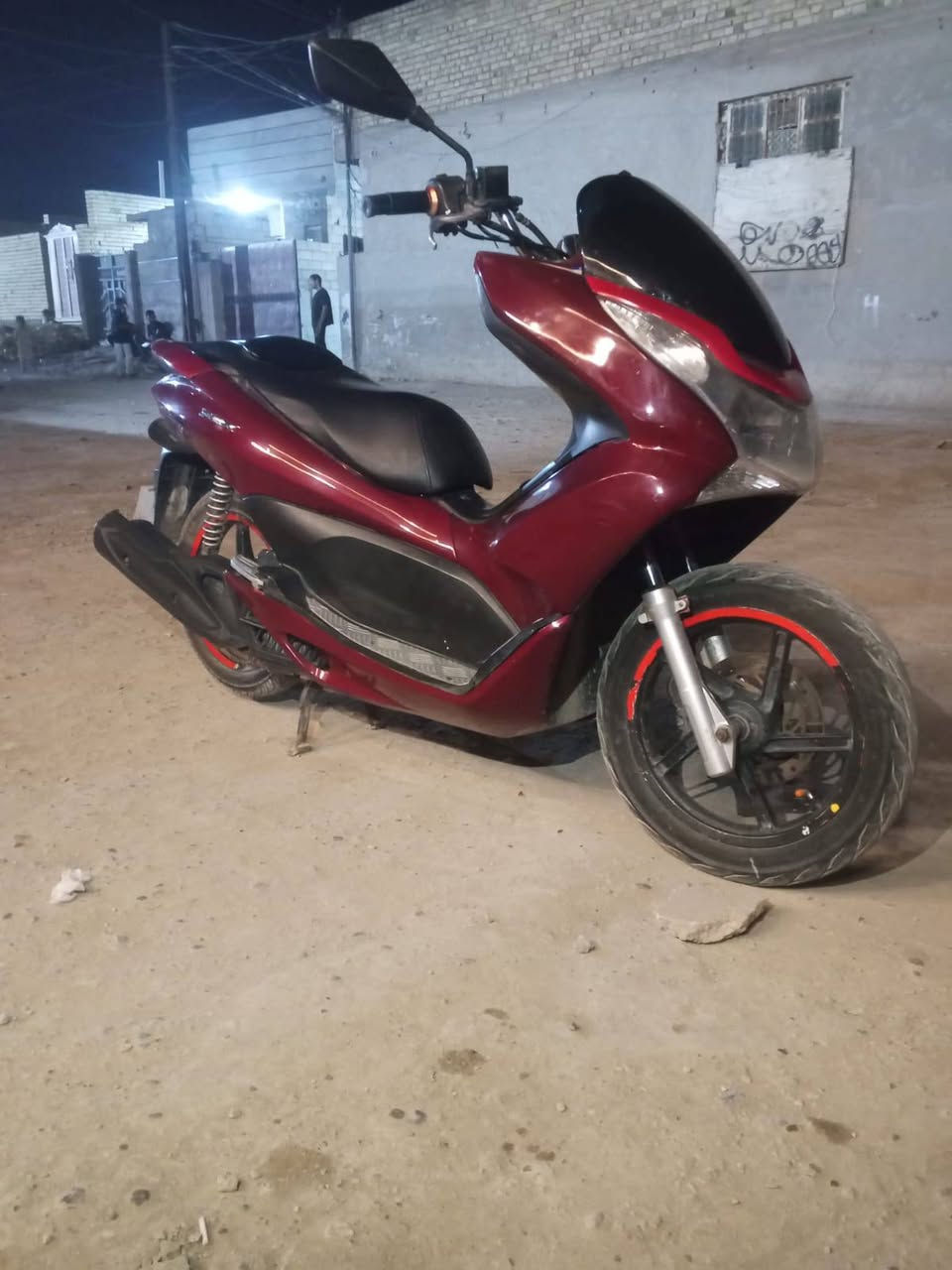 السلام عليكم دراجة Pcxجيل اول
دراجة حلوه ونضيفه مال جناي 
حساس ستاند شغال اشاير لايت كلهة شغاله تخم تاير جديد دراجة صوره ضالمتهة تجي وتشوف بعينك بيهة تلحيضات بسيطه كلش مثل جاملق المامي بس ليط مال البراقي طاكات تسويهن يم ابو الفايبر وعداد السرعه مفصول باقي دراجة كله شغال مكاني بغداد رقمي ***********متواجد ع مدار الساعة سعر مليون و100بيهة مجال حك الجيه
