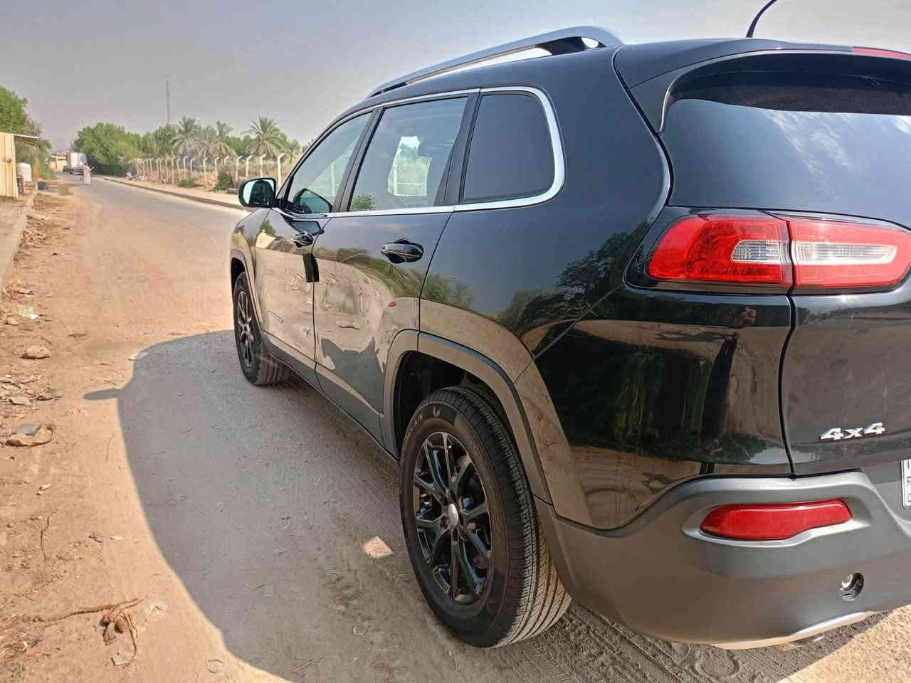 السلام عليكم جيب بزون موديل 2017 
فول مواصفات 
تقريرها مياه فيضانات تعمل وتسير
وبيها حادث ثاني اثر شخوط جاملغ مصبوغ وقبق جنطه تحويل مباشر بسمي رقم بصره الجديد ويوجد فيها سونار السعر 125 وبيها مجال قليل الهاتف ***********
بيه واتساب عمارة, ميسان
