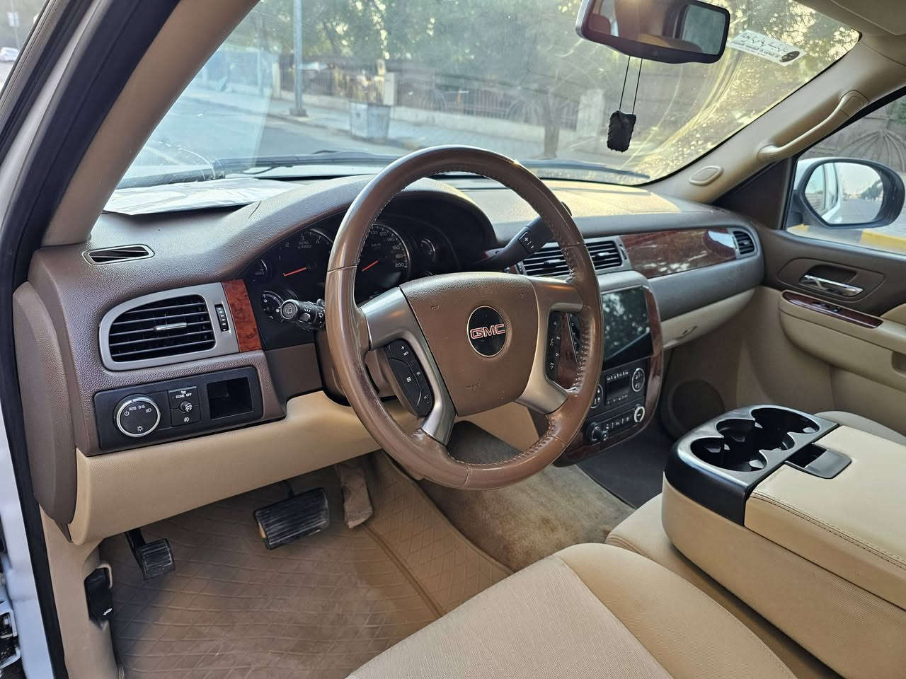 السلام عليكم للبيع جي ام سي يوكن بتره 2011 خليجي وكاله الغانم السياره جديده بحالة الوكاله مكفوله من الصبغ مواصفات SLE رقم بغداد  للستفسار الاتصال ***********
