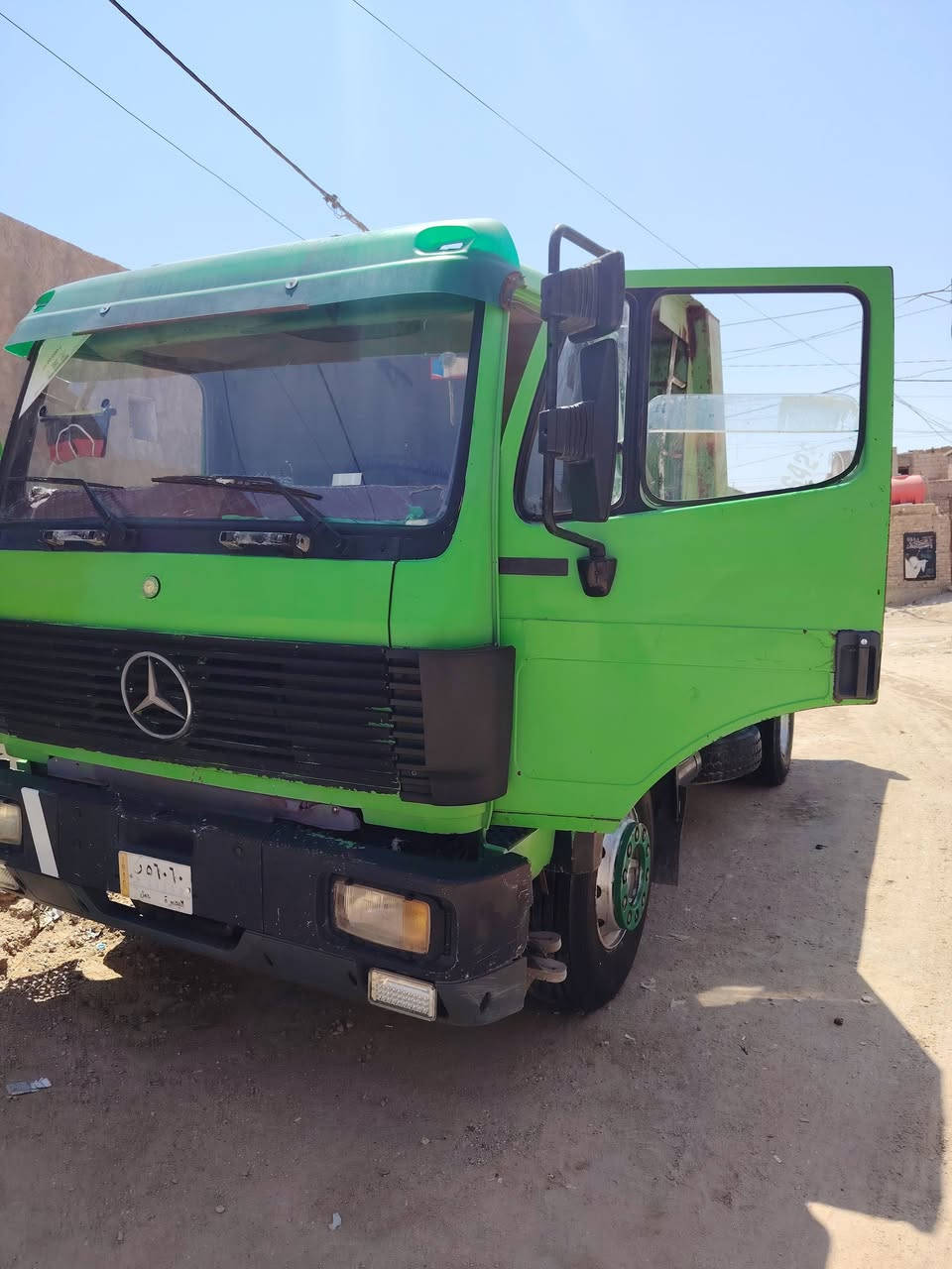 سيارة تك قلاب موديل 92 شاصي عدل سياره جاهزه للعمل الف ما تصرف عليه مكينه 6 جديده كير 25 مكان السياره طريق نجف _ كربلاء الاستفسار نتصل على الرقم *********** ملاحظة مامتواجد على الفيس
