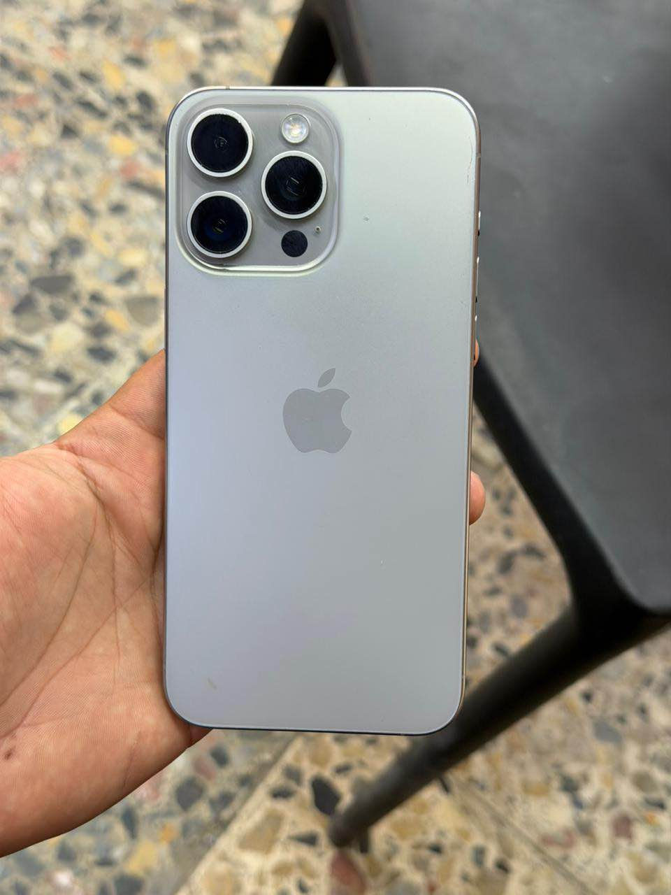 سلام عليكم 

ايفون 15 pro max 

بطاريه 🔋/85 /831 دوره 

ذاكره /256 

ضمان ماستر 

مبدل شاشه فقط 

السعر 900 

مكان/ بغداد الشعب 

*********** بغداد, العراق
