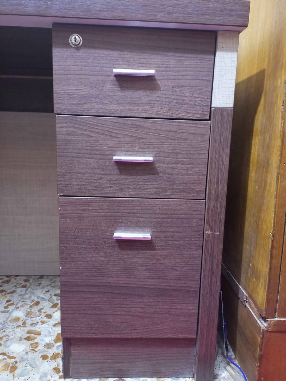 ميز مكتبي (للدراسة لو الgaming) خشب بحالة جيدة جدا
‎الطول 120
‎العرض 60
‎الارتفاع 75
‎يحتوي على ثلاث جرارات من الجهة اليمين وباب على  الجهة اليسار (مقسوم قسمان) وكما موضح بالصورة 
‎*المفتاح للمجر الاول ضايع
‎السعر 110 وبي مجال
‎مكاني: كربلاء، حي الغدير
‎لا يوجد توصيل
‎للتواصل
‎***********
‎موجود واتساب كربلاء, العراق
