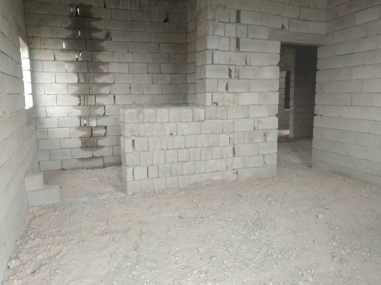 السلام عليكم يوجد بيت للبيع طابقين يتكون من مطبخ حار وبارد وربعة وصالة و4 غرف ٢ جوة و٢ فوك وحمامات ٢ واحد جوة واحد فوك وصالة فوك مساحت القطعة ٥٠٠ متر البيت ركن ع شارعين مساحت  البناء١٨٠ خدمات كامل  المكان العلم يم قاعة روتانا الاستفسار ع هاذة الرقم ***********
