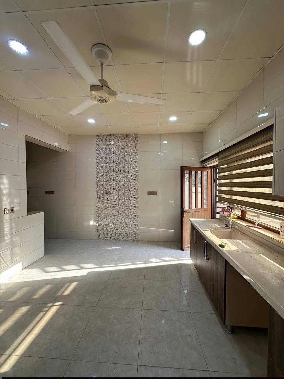 #دار للبيع ( طابو  )   #طابقين جديد #فارغ تسليم مباشر . 

#المساحة : 200 متر  و الواجهه 10  

#الموقع : حي الواسطي _خلف مول حجي زياد مباشرةً

 #الطابق الاول يحتوي على غرفتين نوم عدد(2) وهول كبير ومطبخ حار وبارد واستقبال وكراج وحديقة 

#الطابق الثاني يحتوي على ثلاثة غرف نوم عدد (3) وصحيات الدار جديد وكامل اي نقص مابي 

💵💵#السعر 295 وقابل للمعاملة 💵💵

🔴 1- التعامل يكون مع صاحب العقار الشرعي حصراً
2- المكتب  وسيط بين الطرفين ولحفظ الأجرأات القانونية والتأكد من صحة العقار قبل تسليم اي مبلغ بأشراف قانوني

للأستفسار ✅مراجعة مكتب القصر الذهبي  🔔

📍عنوان المكتب كركوك واحد حزيران قرب تقاطع الحصو ورمل 
         

                          
***********
***********📱

✅نستقبل جميع عروضاتكم السكنيه والتجاريه في كركوك 💯والترويج لها عبر الصفحه الخاصة بل مكتب
                  #مكتب  القصر الذهبي  للعقارات 
للأستثمار والتطوير العقاري 💯 معنا نحو الأفضل
