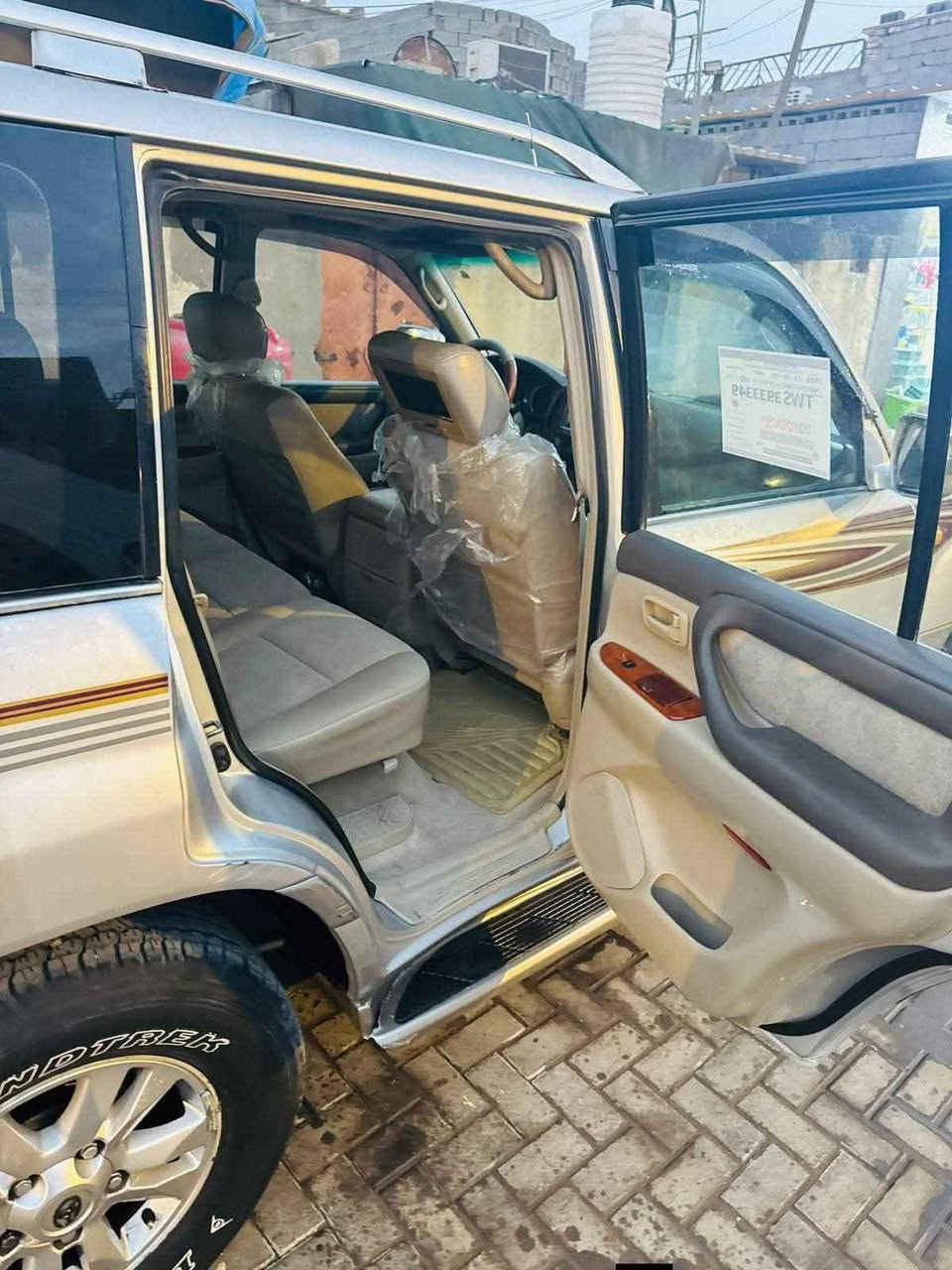 السلام عليكم ورحمه الله وبركاته لاندكروزر موديل 2006 جاهزة من كلشي بيهة صبغ شوية بتكم ووجه للقمارة مكينة 6سلندر  كير اوتو دبل تانكي فتحة سقف تبريد جديد بيهة كتاب مزاد وقرص السعر 100ورقة وبيهة مجال بسيط الشراي مكاني بصرة قرب ساحة سعد 
الشراي يتصل ***********
*********** البصرة, العراق
