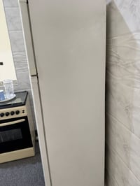 ثلاجة للبيع مال بيت نضيفج جدا السعر 180 الف و بيها مجال للاتصال 077174...