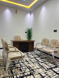 ميز مكتبي • كرسي دوار • ٤ كراسي جلد